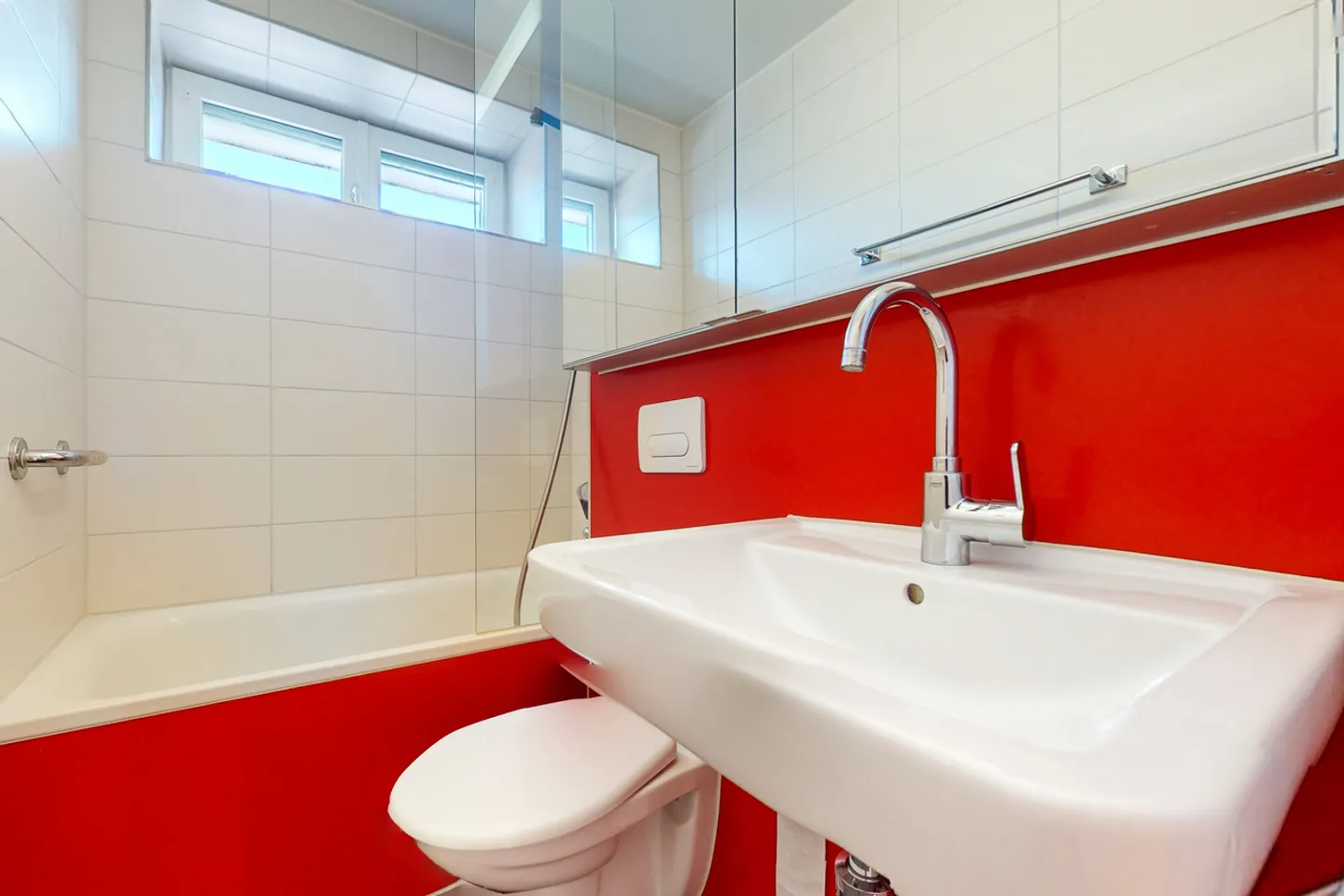 Modern Minergie apartment with glazed balcony, open kitchen & storage room - Photo 10 of 10