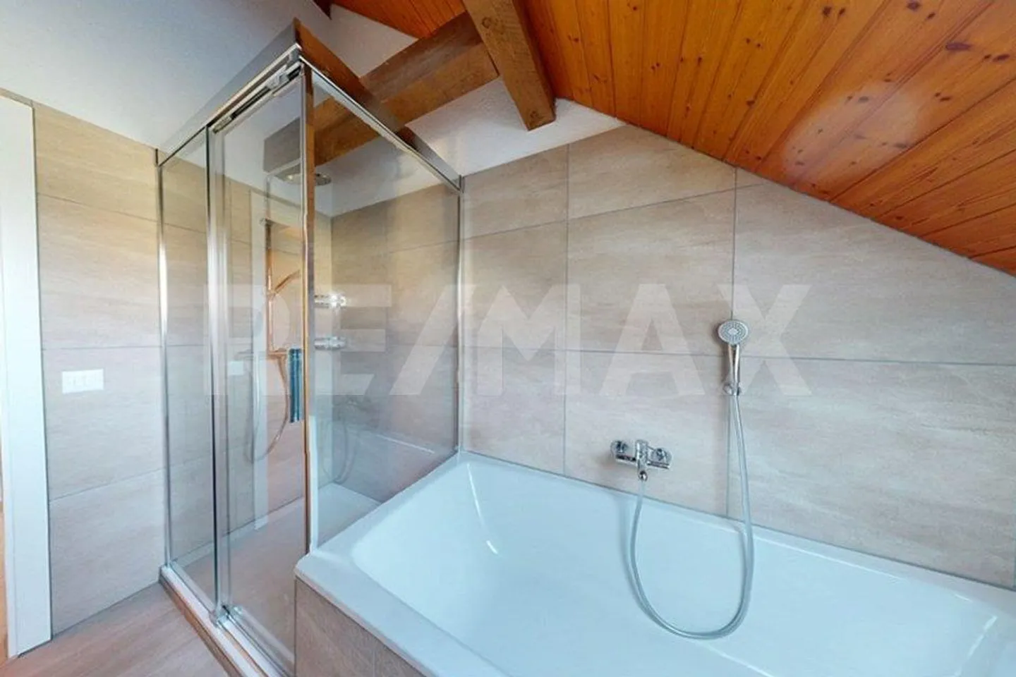 Villa da sogno con due appartamenti e vista sul Lago di Neuchâtel - Foto 10 di 13