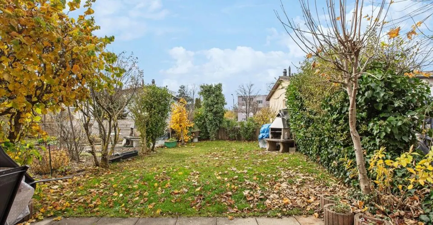 Bright adjoining villa close to amenities - Photo 1 of 10