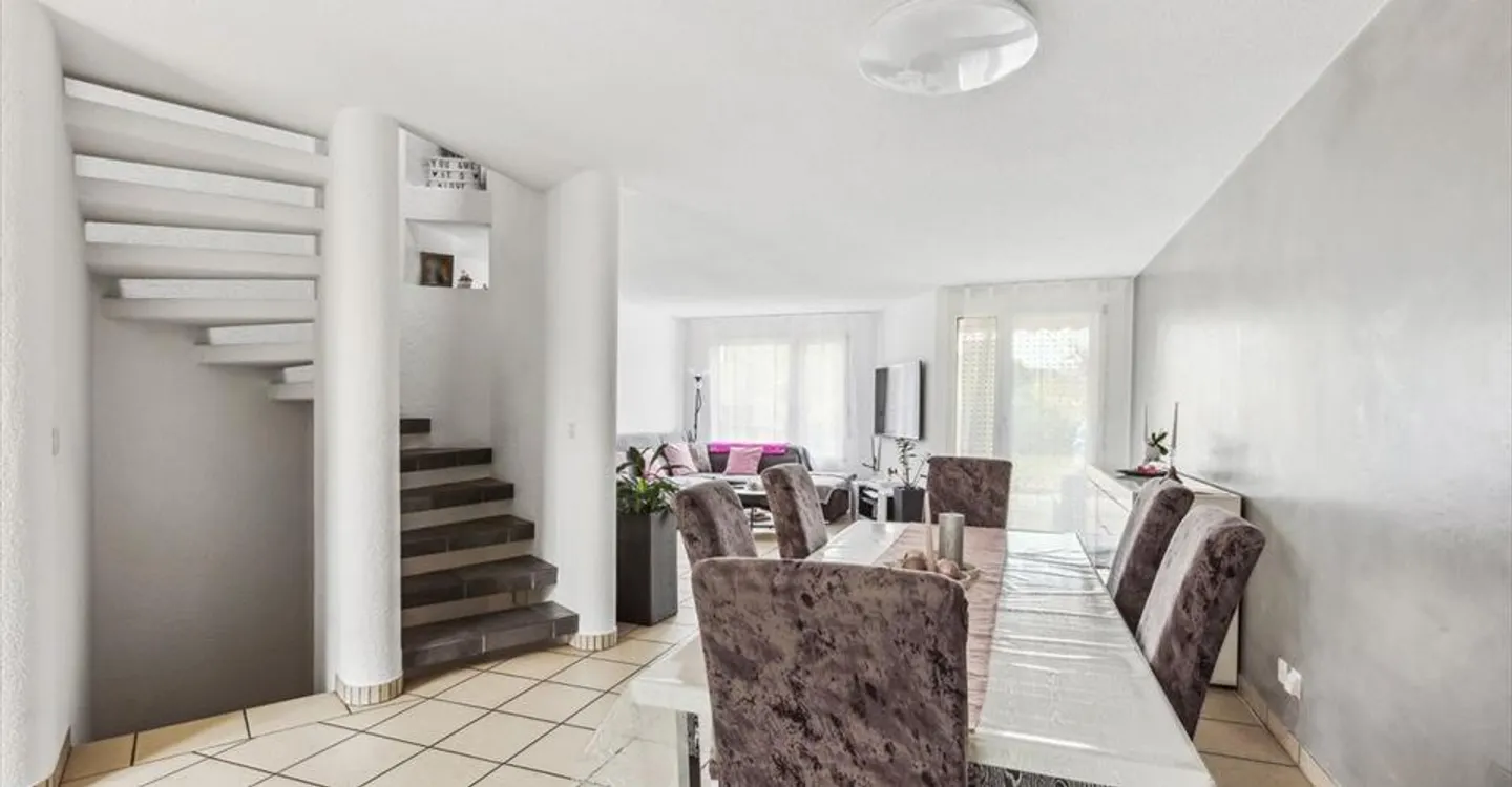 Bright adjoining villa close to amenities - Photo 2 of 10