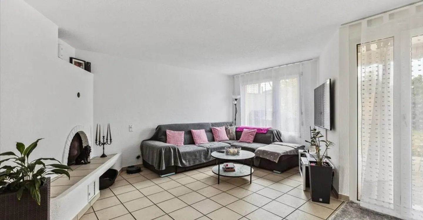 Bright adjoining villa close to amenities - Photo 3 of 10