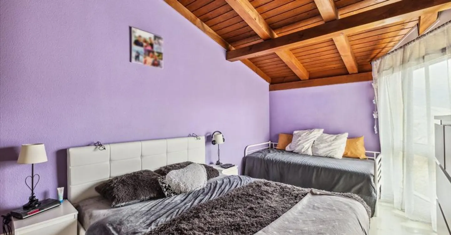 Bright adjoining villa close to amenities - Photo 5 of 10