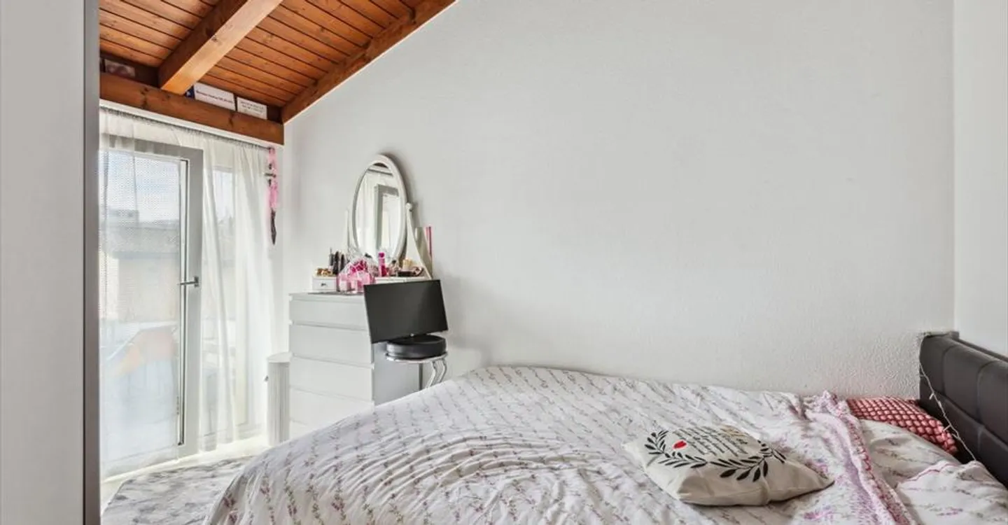 Bright adjoining villa close to amenities - Photo 6 of 10