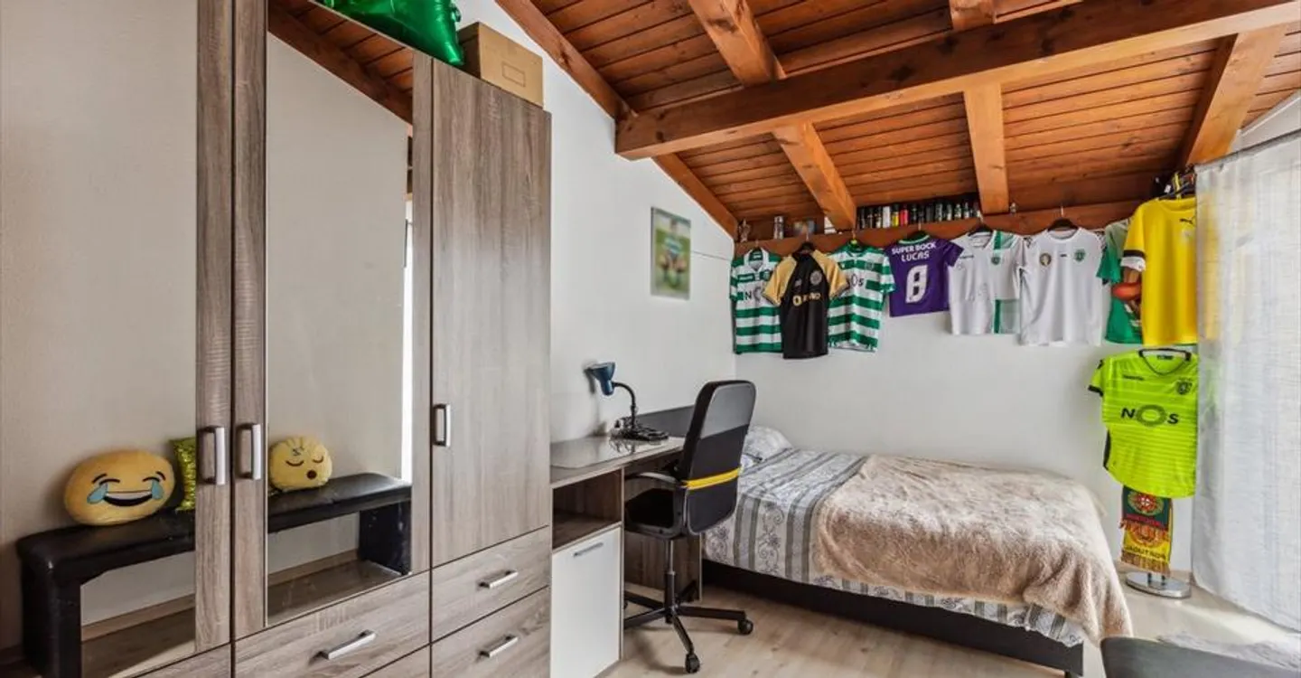 Bright adjoining villa close to amenities - Photo 7 of 10