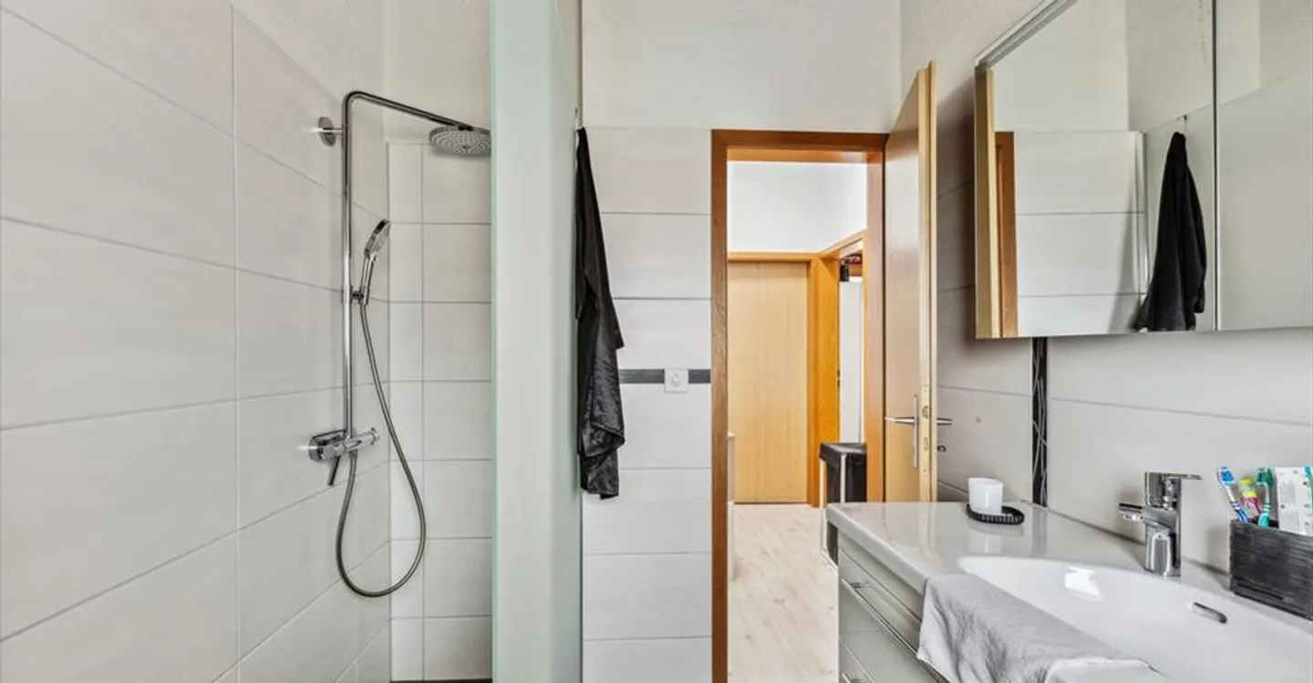 Bright adjoining villa close to amenities - Photo 8 of 10