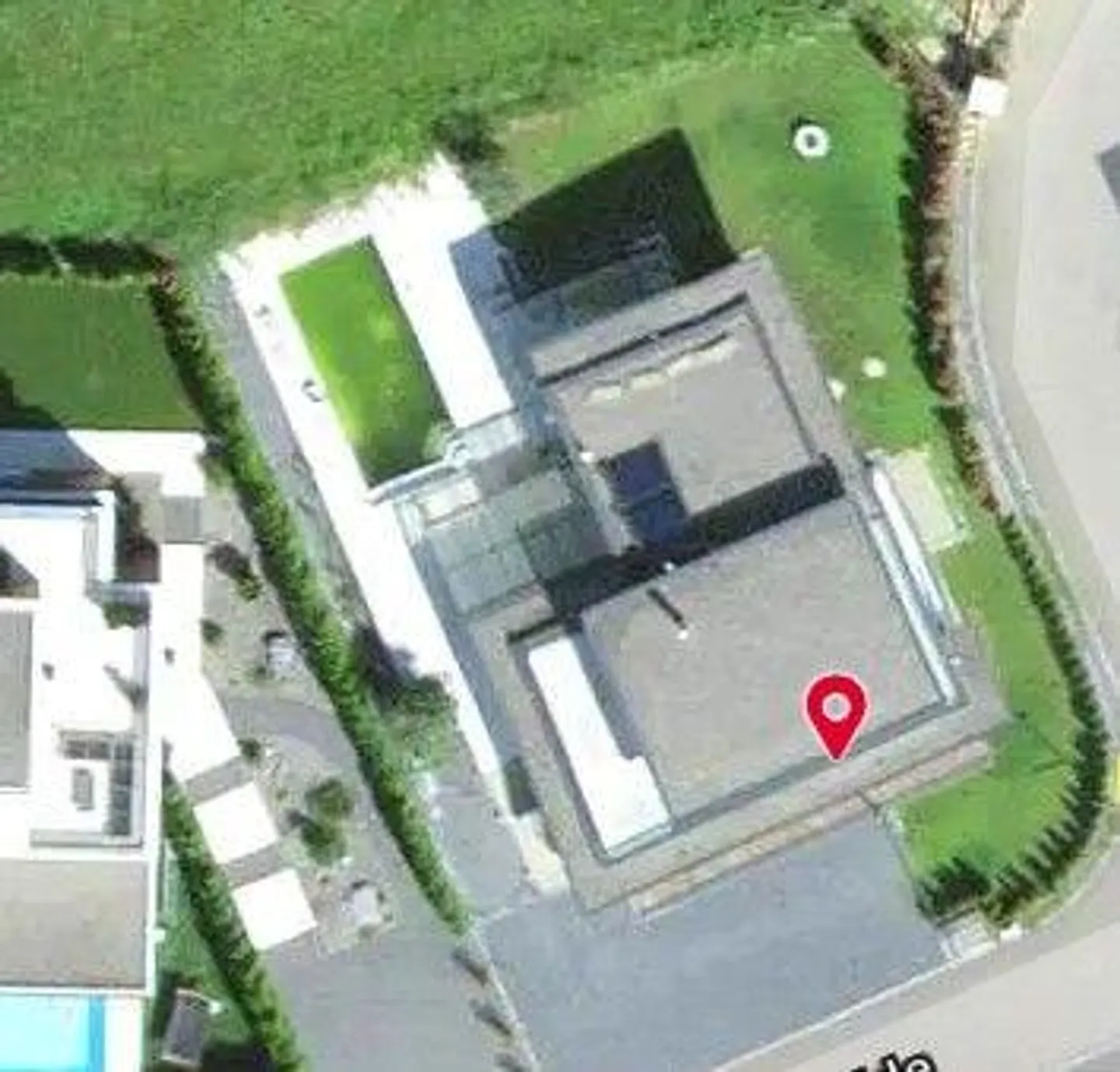 Casa con piscina e doppio garage - Foto 1 di 13