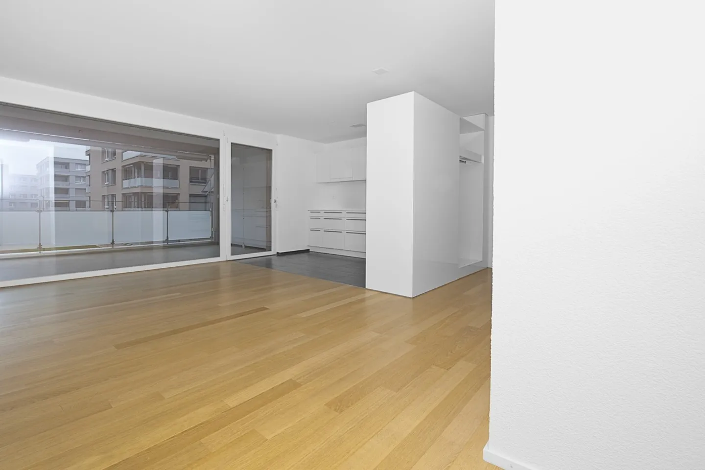 Spacious 3.5-Room Apartment - Photo 3 of 10