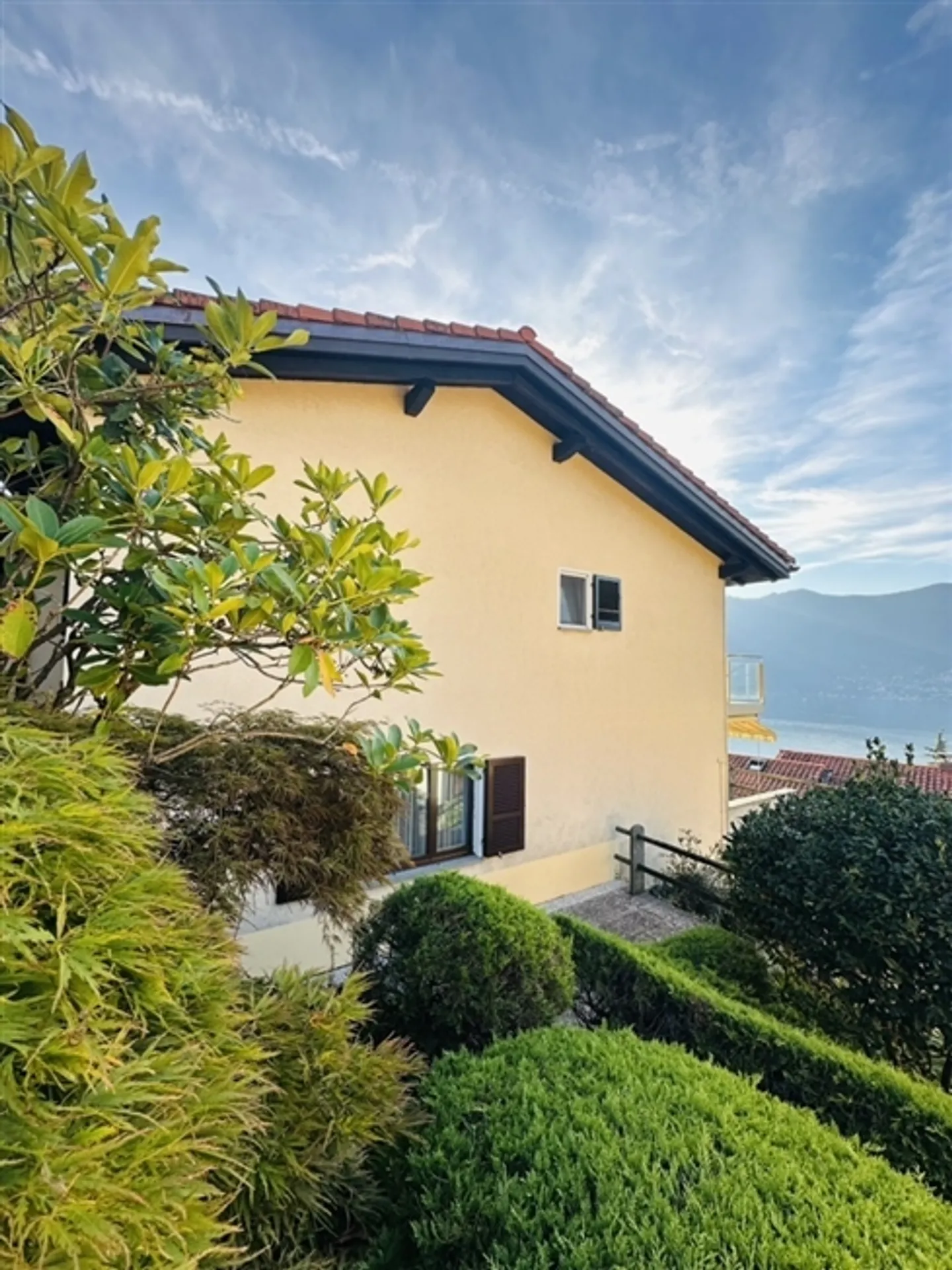 Maison individuelle avec piscine extérieure et vue sur le lac - Photo 3 sur 20