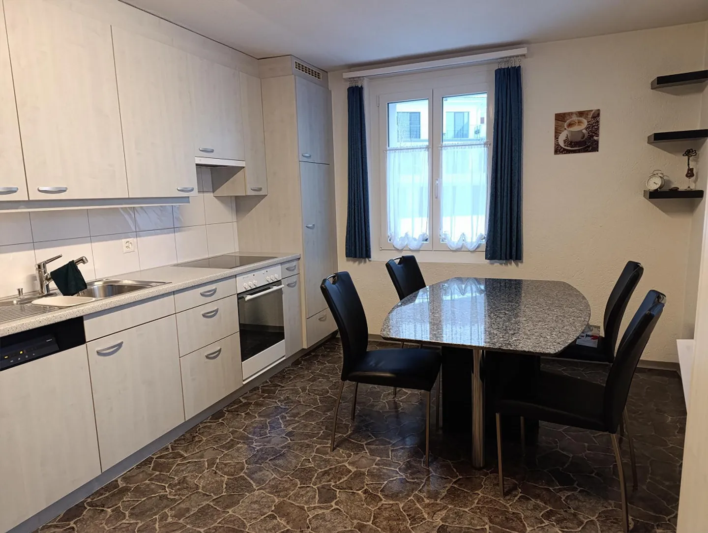 Single-family house in a quiet community - Photo 3 of 7