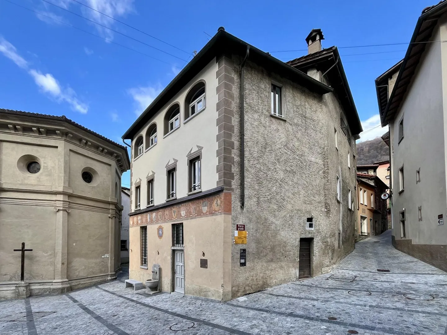 Rent 3.5 in the historic House of Reason in Sonvico - Photo 1 of 9