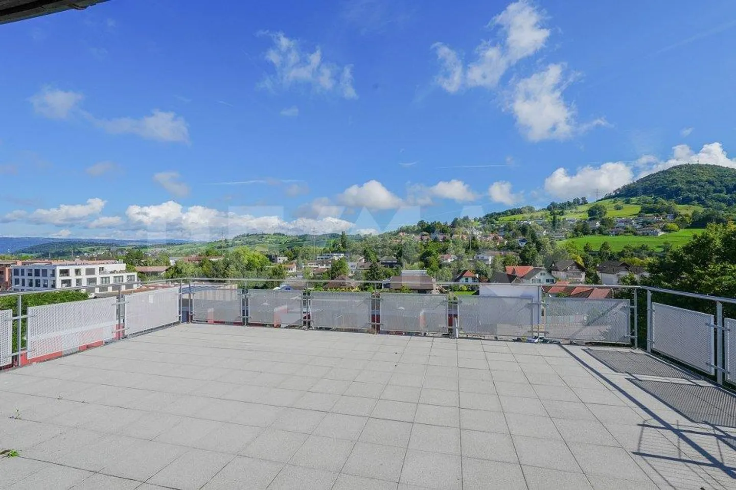 Mitten in Frick: 3.5 Zimmer-Wohnung mit herrlicher Dachterrasse - Foto 1 von 10