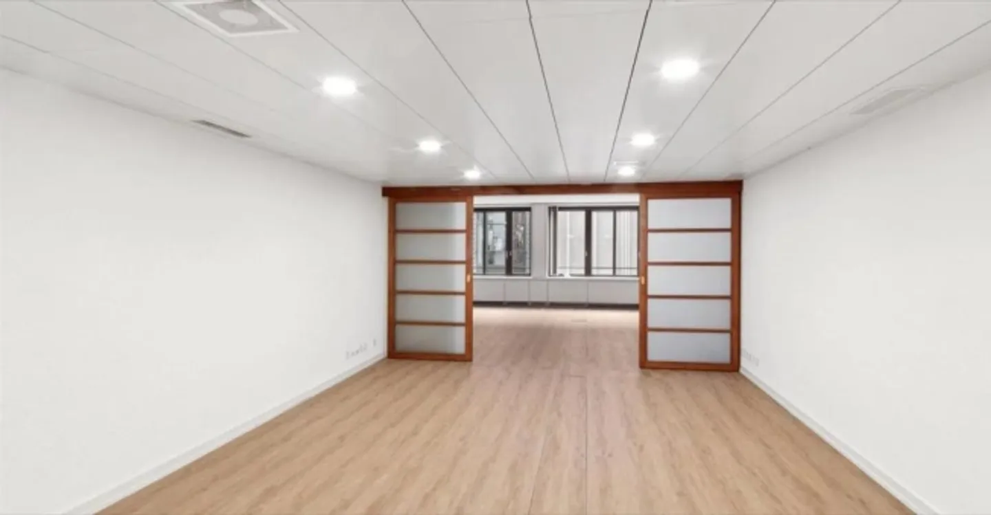 Beautifully arranged spaces in the hypercenter - Photo 4 of 7