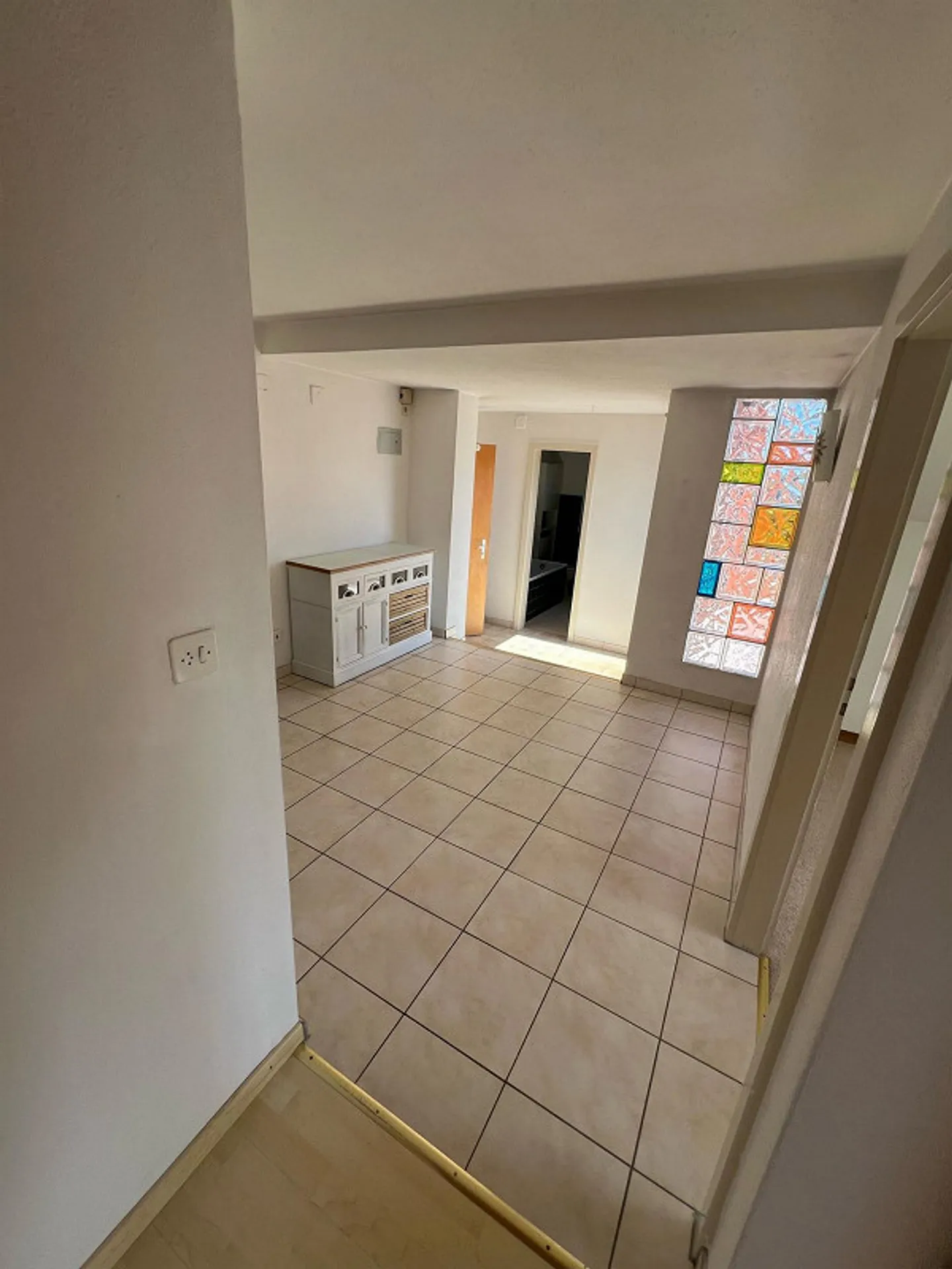 Zu Vermieten - kleine 3-Zimmer Dachwohnung in Laufen - Foto 3 von 9
