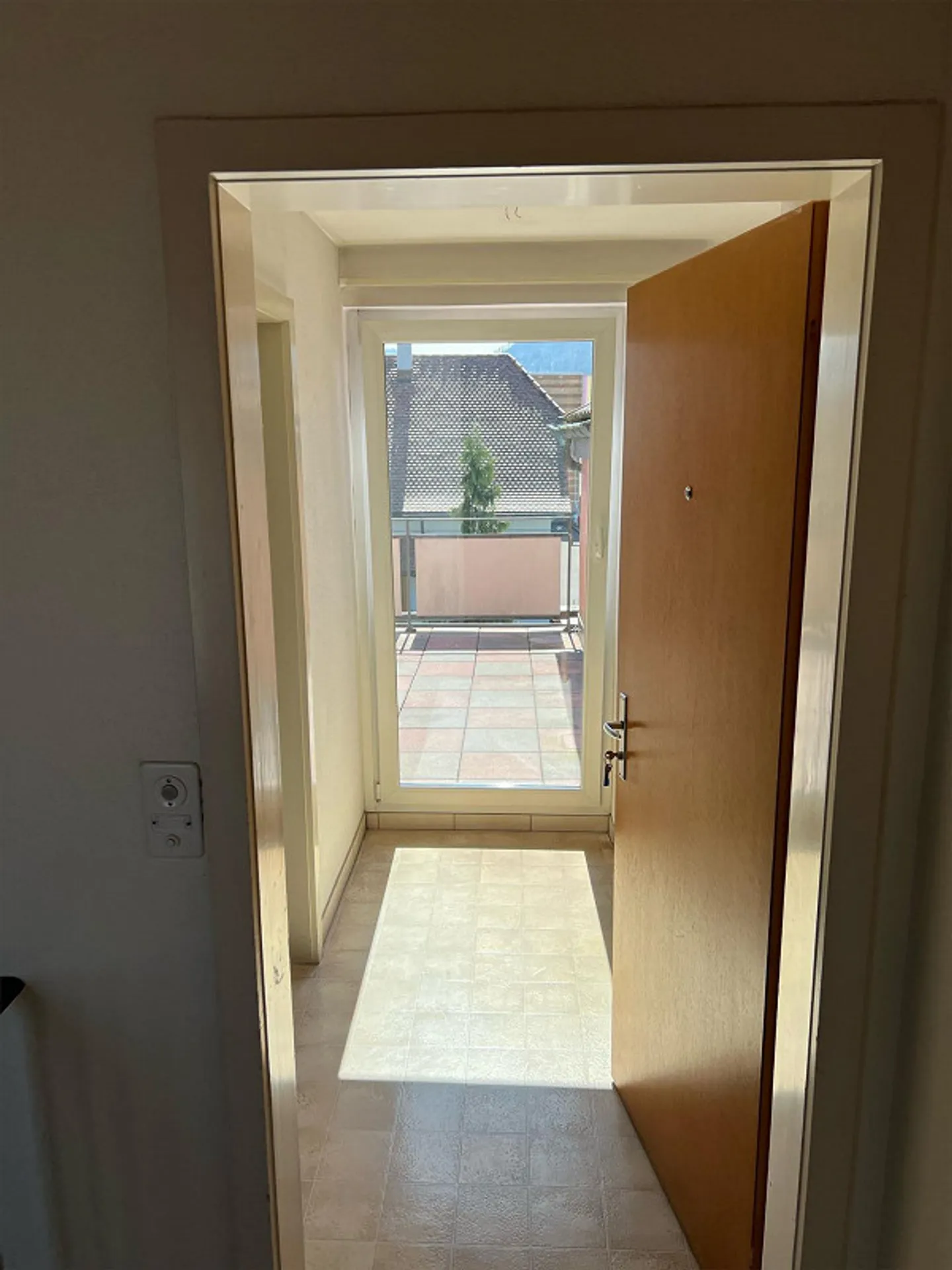 Zu Vermieten - kleine 3-Zimmer Dachwohnung in Laufen - Foto 9 von 9