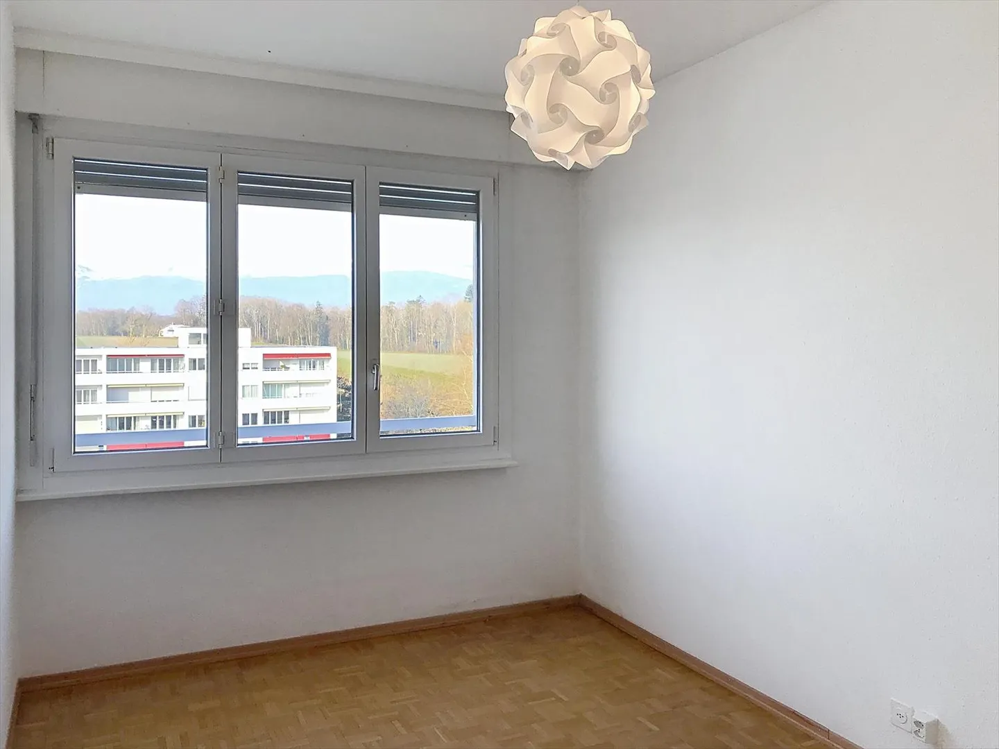 Bel appartement lumineux avec balcon surplombant le lac et le Jura - Photo 6 sur 8