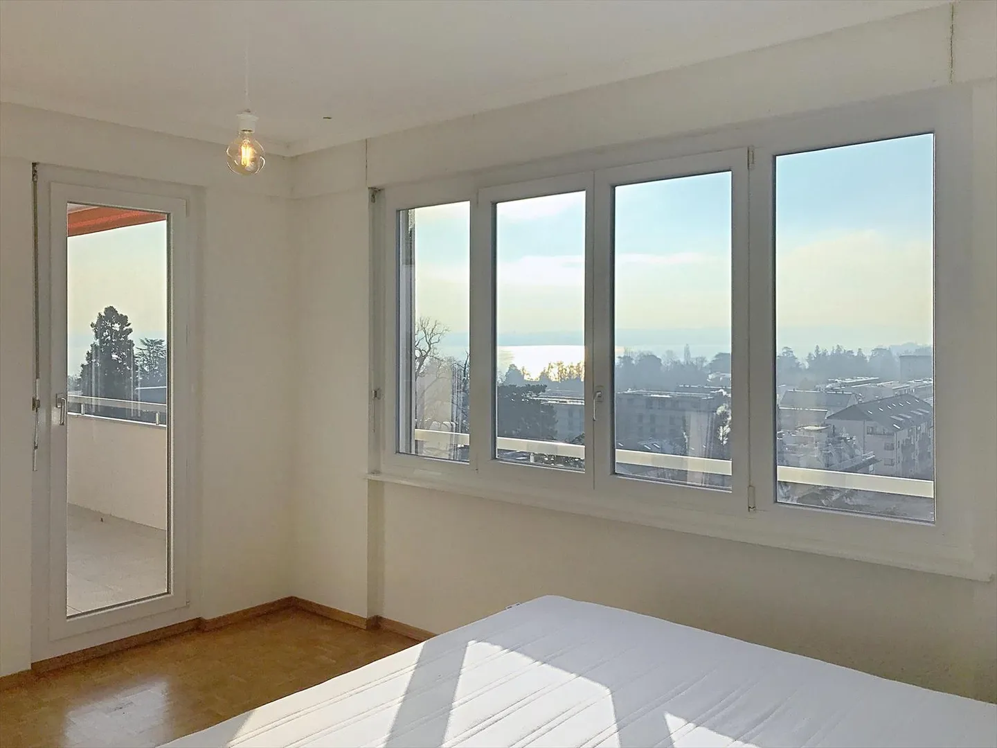 Bel appartement lumineux avec balcon surplombant le lac et le Jura - Photo 7 sur 8