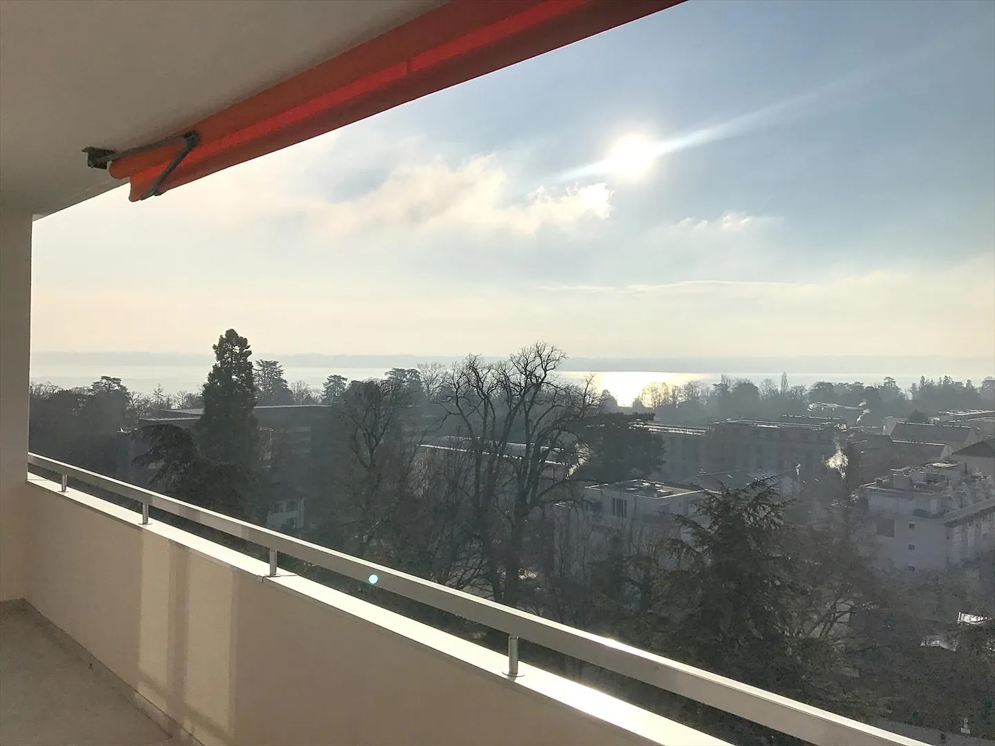 Bel appartement lumineux avec balcon surplombant le lac et le Jura - Photo 8 sur 8