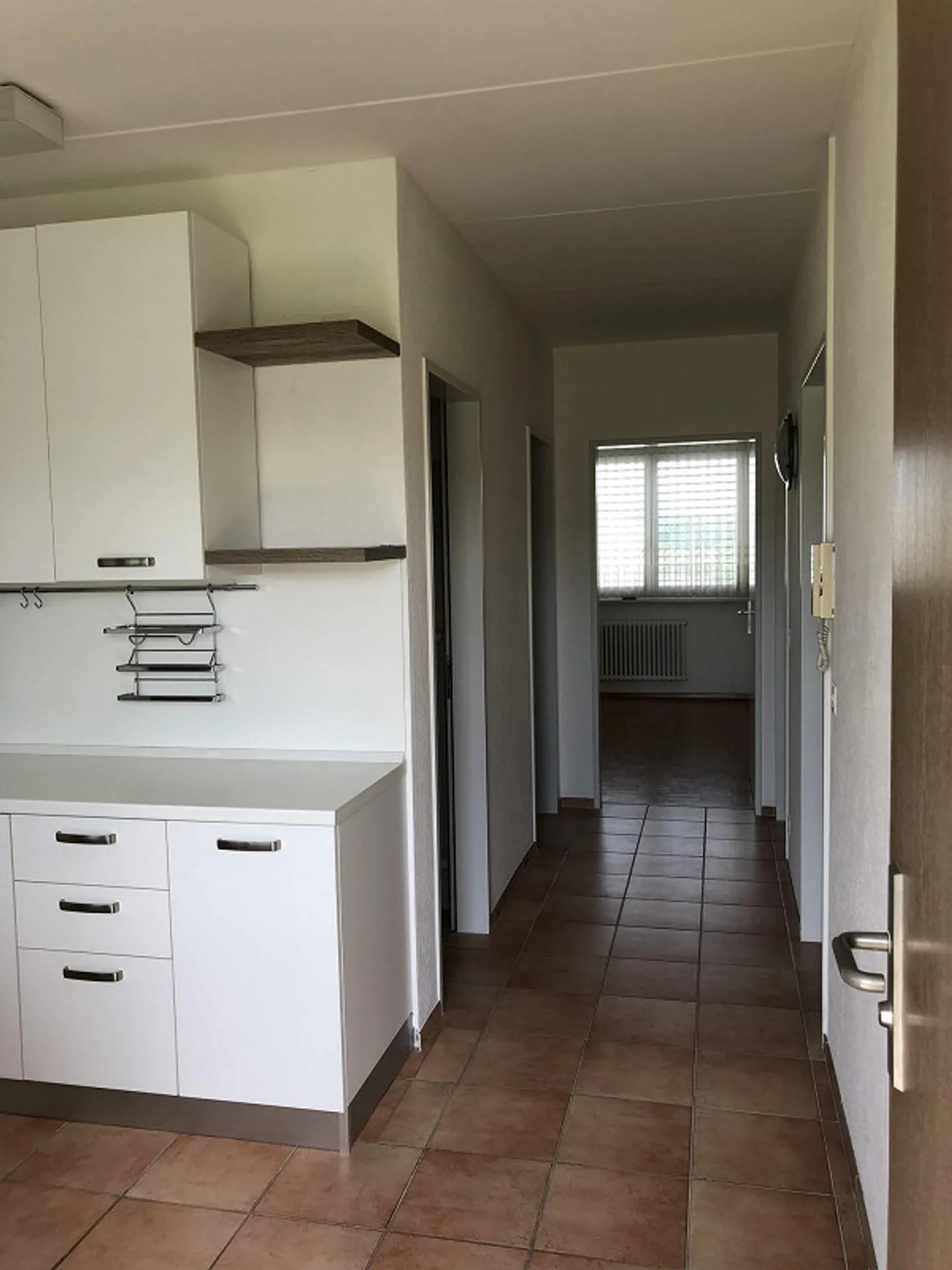 STABIO - LETZTE ETAGE - 3,5 ZIMMER - DOPPELTE DIENSTLEISTUNGEN - PARKPLATZ - Foto 8 von 22