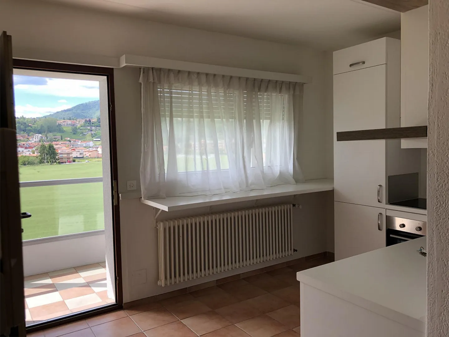 STABIO - LETZTE ETAGE - 3,5 ZIMMER - DOPPELTE DIENSTLEISTUNGEN - PARKPLATZ - Foto 1 von 22