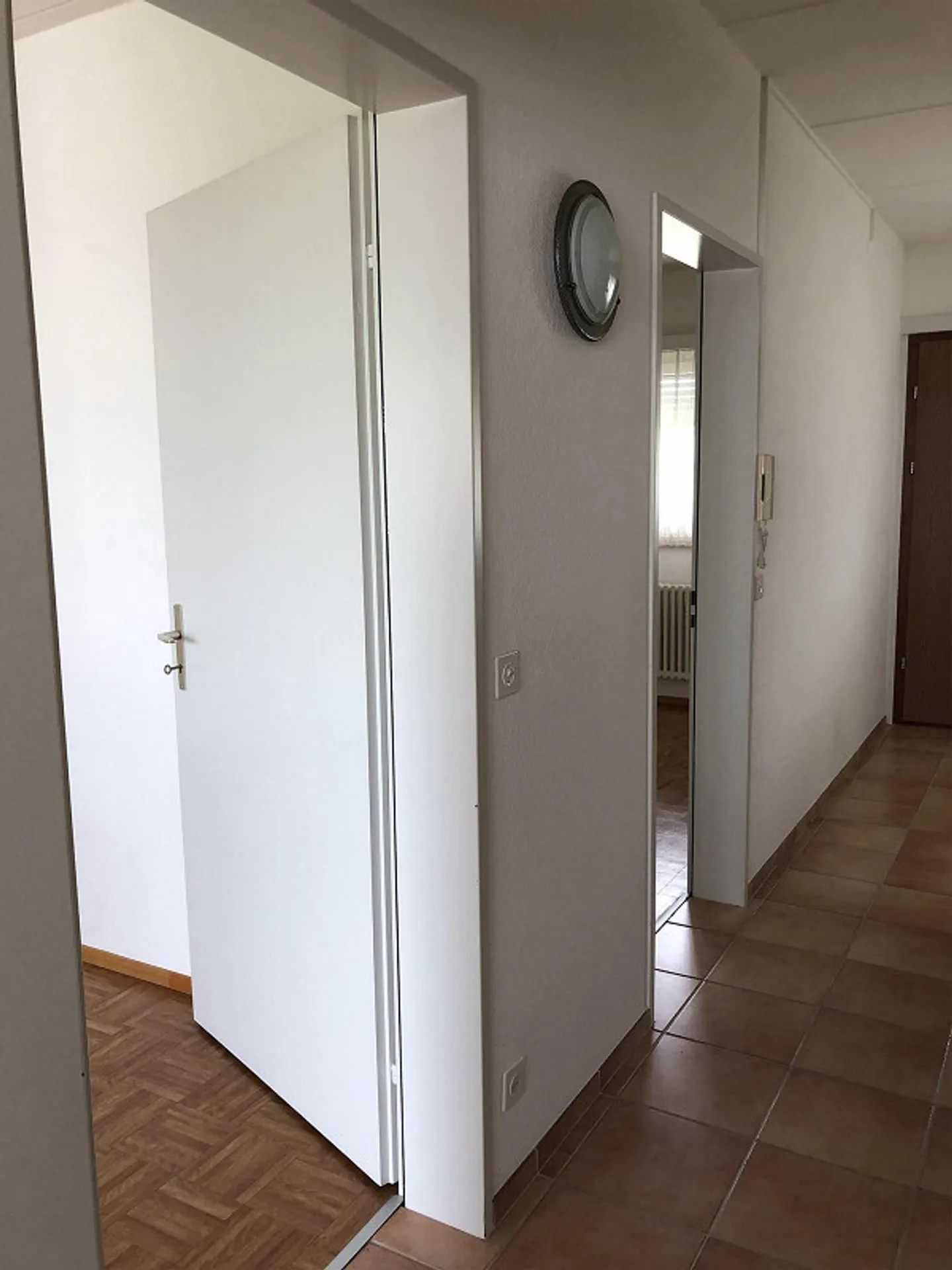 STABIO - LETZTE ETAGE - 3,5 ZIMMER - DOPPELTE DIENSTLEISTUNGEN - PARKPLATZ - Foto 2 von 22