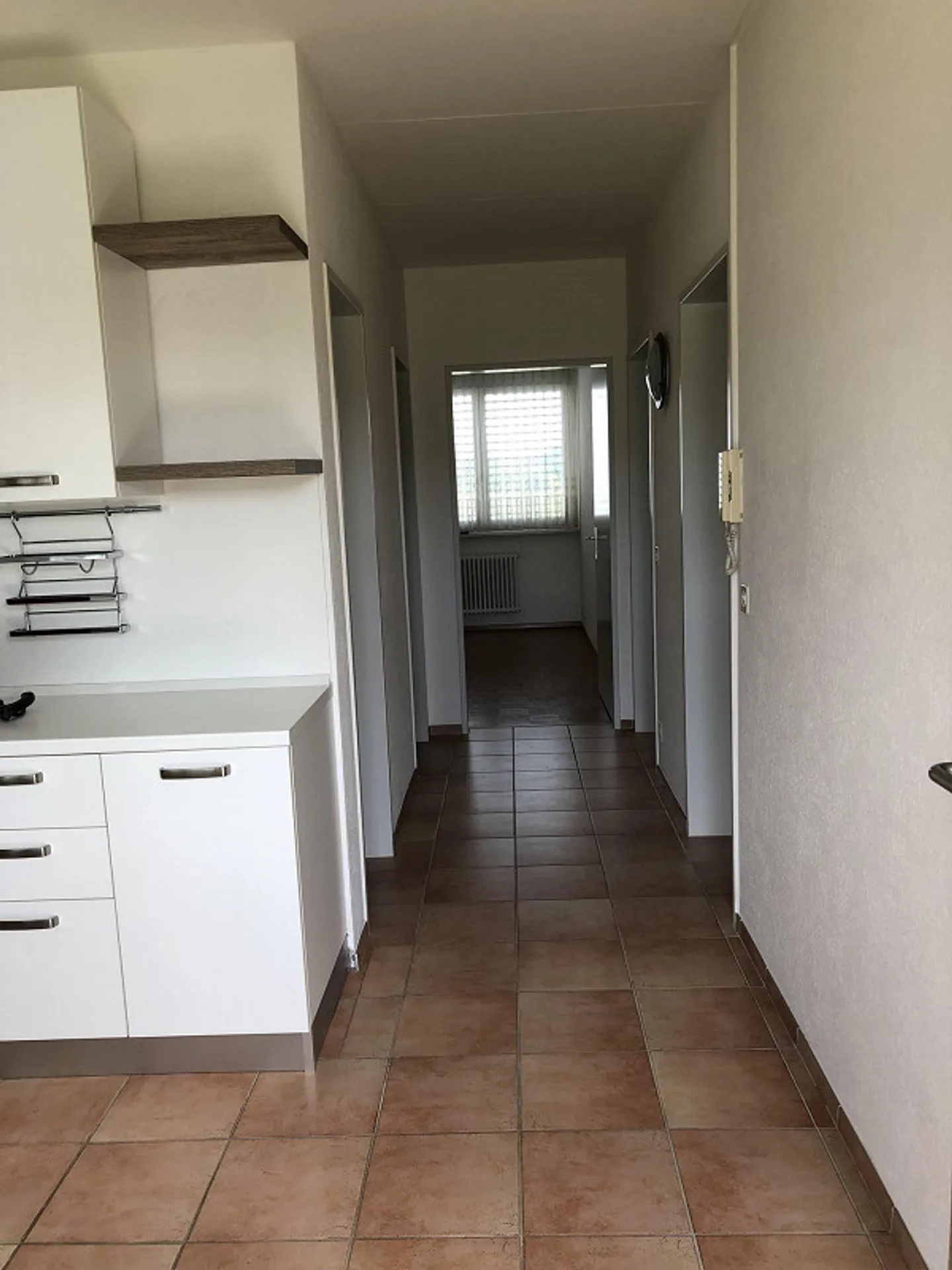 STABIO - LETZTE ETAGE - 3,5 ZIMMER - DOPPELTE DIENSTLEISTUNGEN - PARKPLATZ - Foto 4 von 22