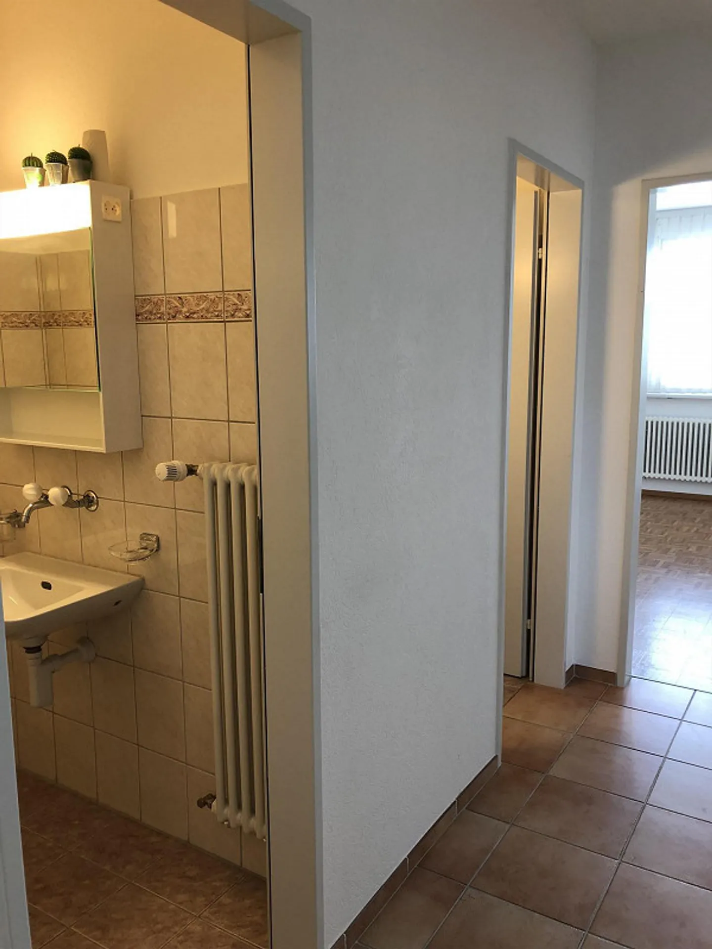 STABIO - LETZTE ETAGE - 3,5 ZIMMER - DOPPELTE DIENSTLEISTUNGEN - PARKPLATZ - Foto 12 von 22
