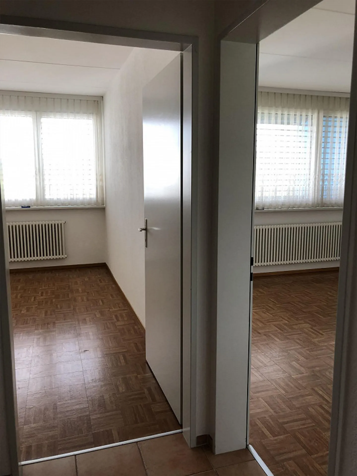 STABIO - LETZTE ETAGE - 3,5 ZIMMER - DOPPELTE DIENSTLEISTUNGEN - PARKPLATZ - Foto 13 von 22