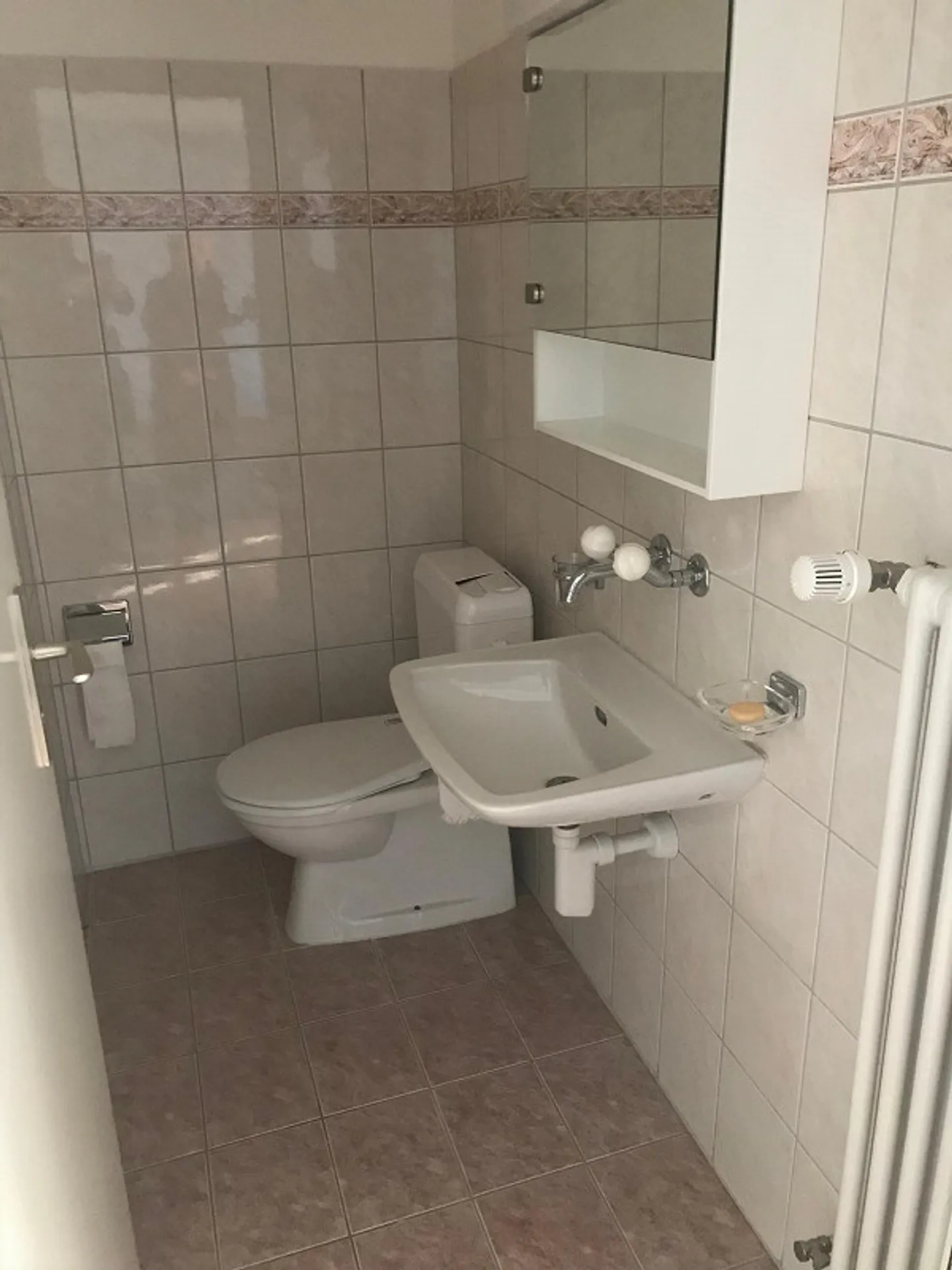 STABIO - LETZTE ETAGE - 3,5 ZIMMER - DOPPELTE DIENSTLEISTUNGEN - PARKPLATZ - Foto 15 von 22