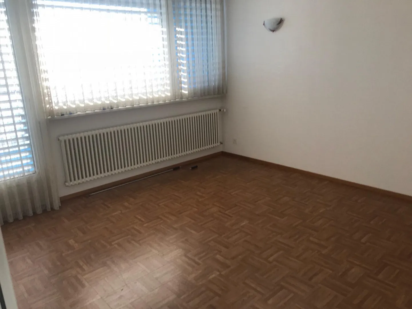 STABIO - LETZTE ETAGE - 3,5 ZIMMER - DOPPELTE DIENSTLEISTUNGEN - PARKPLATZ - Foto 17 von 22