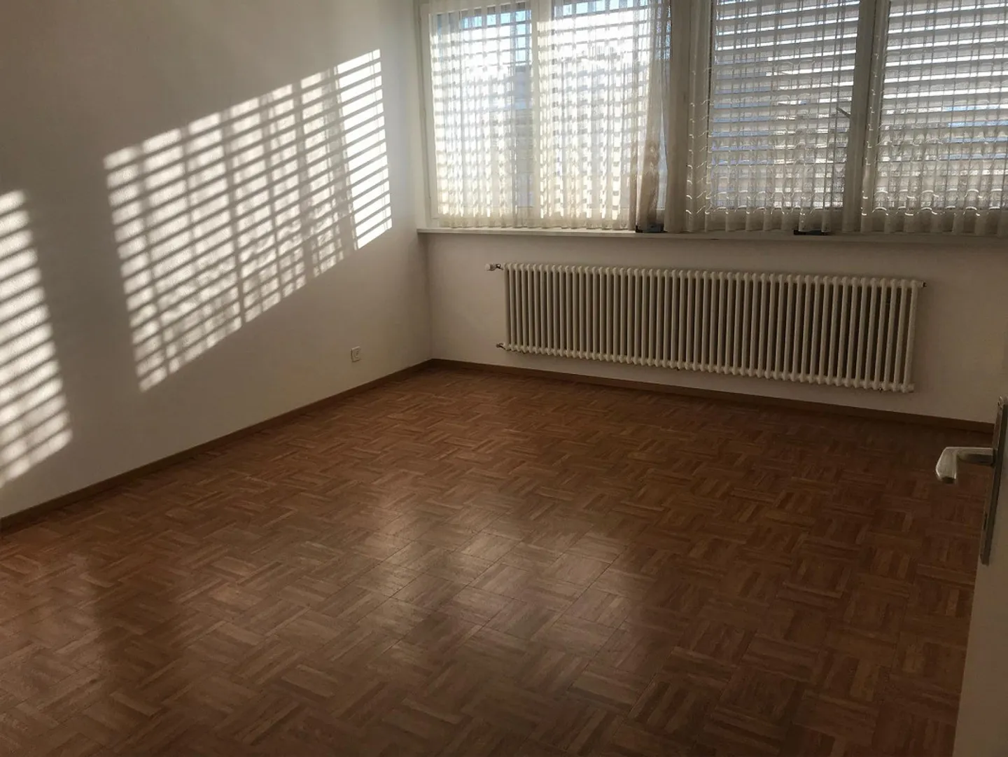 STABIO - LETZTE ETAGE - 3,5 ZIMMER - DOPPELTE DIENSTLEISTUNGEN - PARKPLATZ - Foto 18 von 22