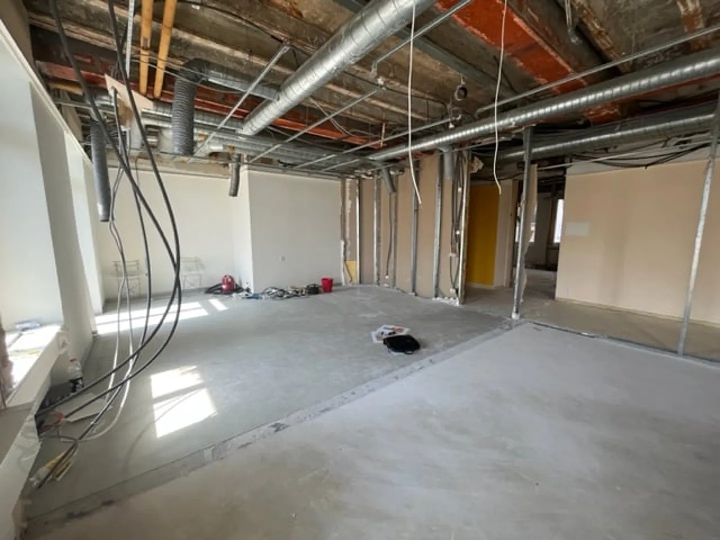 Loft de 3,5 pièces en état brut avec cave - Photo 8 sur 17