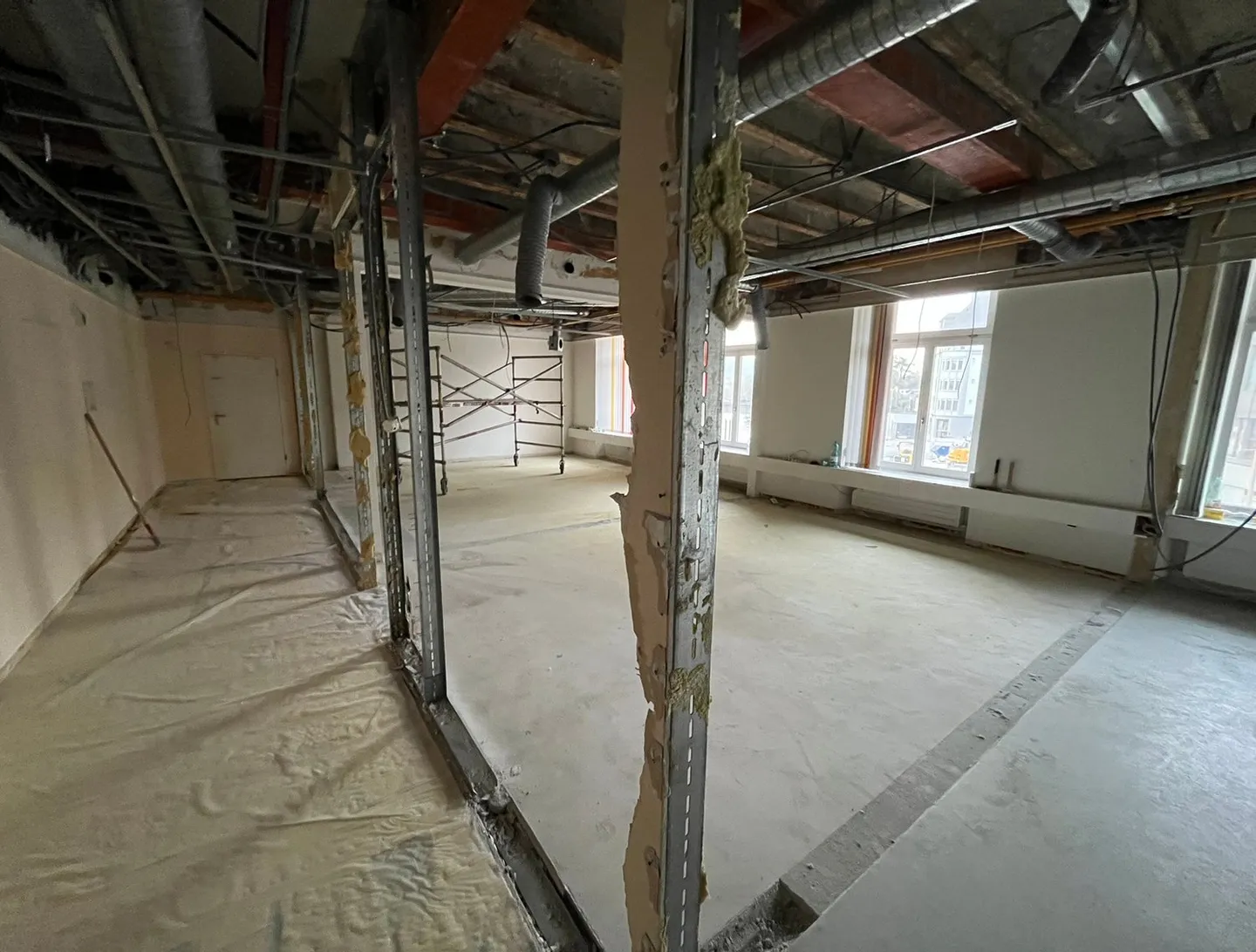 Loft de 3,5 pièces en état brut avec cave - Photo 2 sur 17