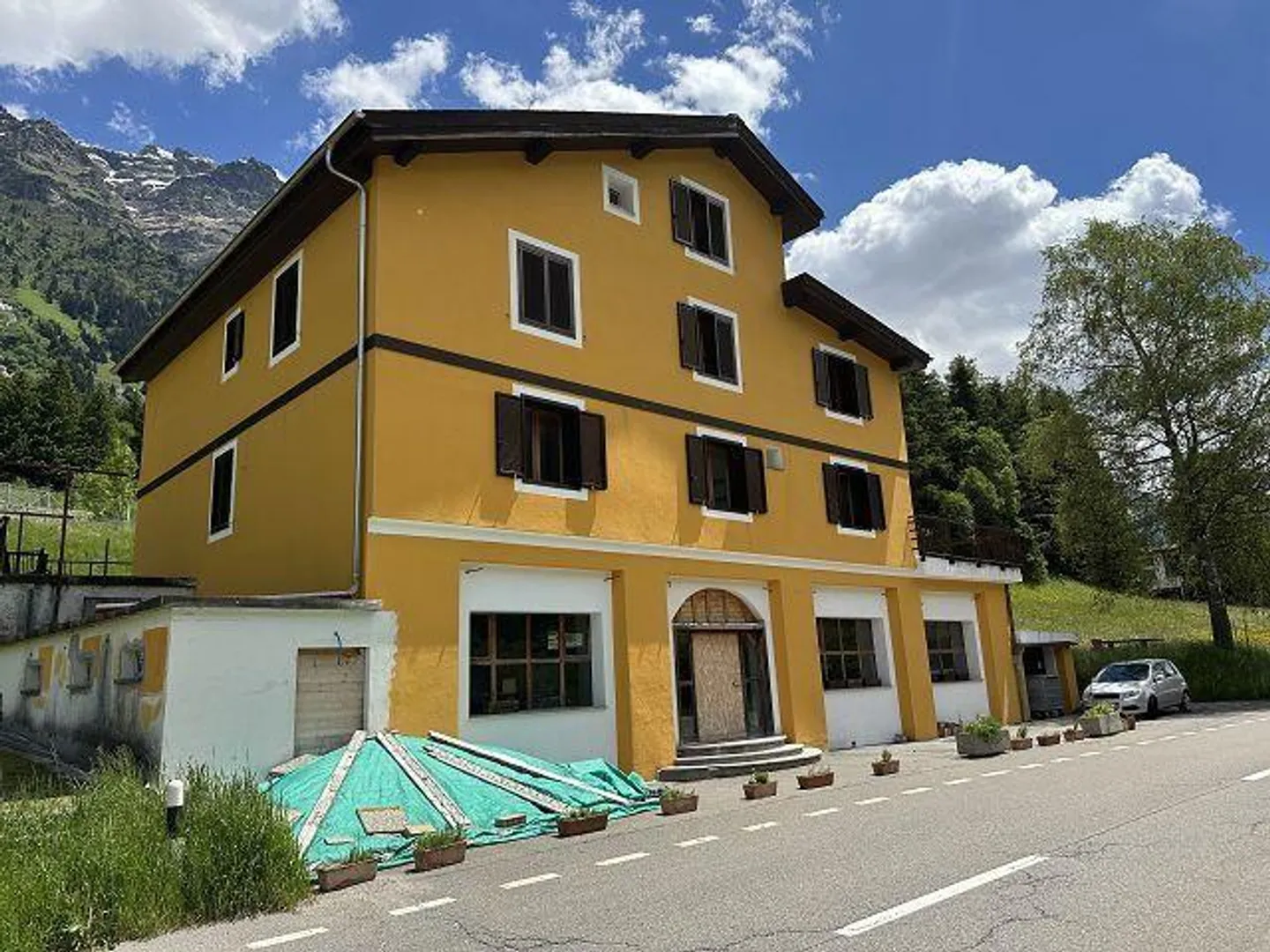 Hotel Moesa in una posizione molto tranquilla e soleggiata con vista / albergo Moesa... - Foto 1 di 34