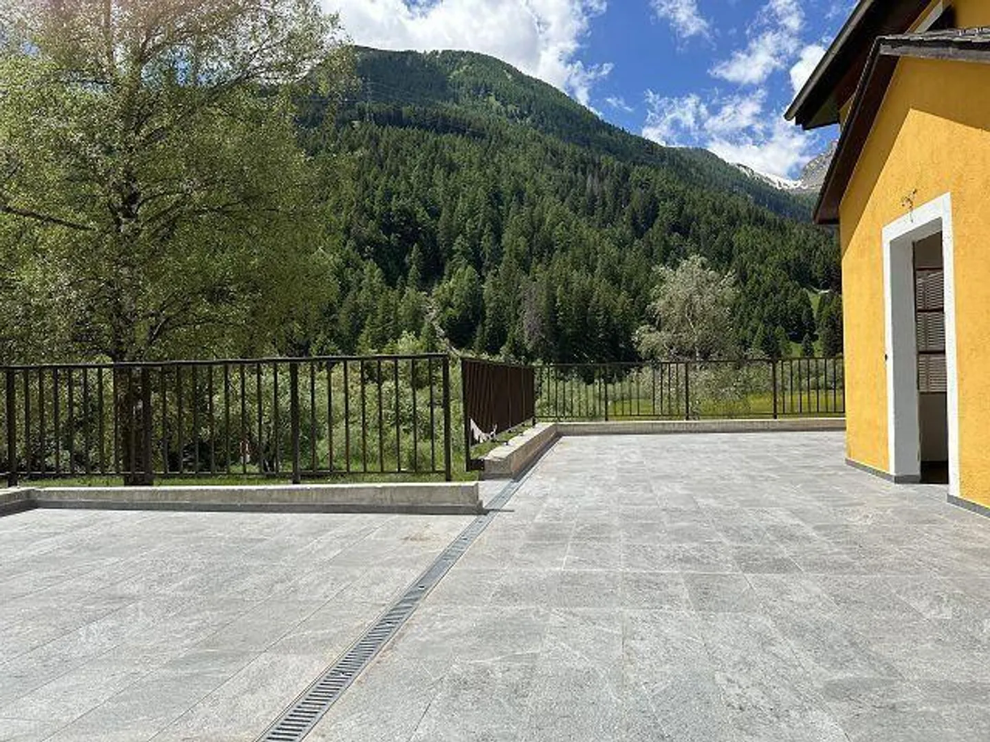 Hotel Moesa in una posizione molto tranquilla e soleggiata con vista / albergo Moesa... - Foto 22 di 34