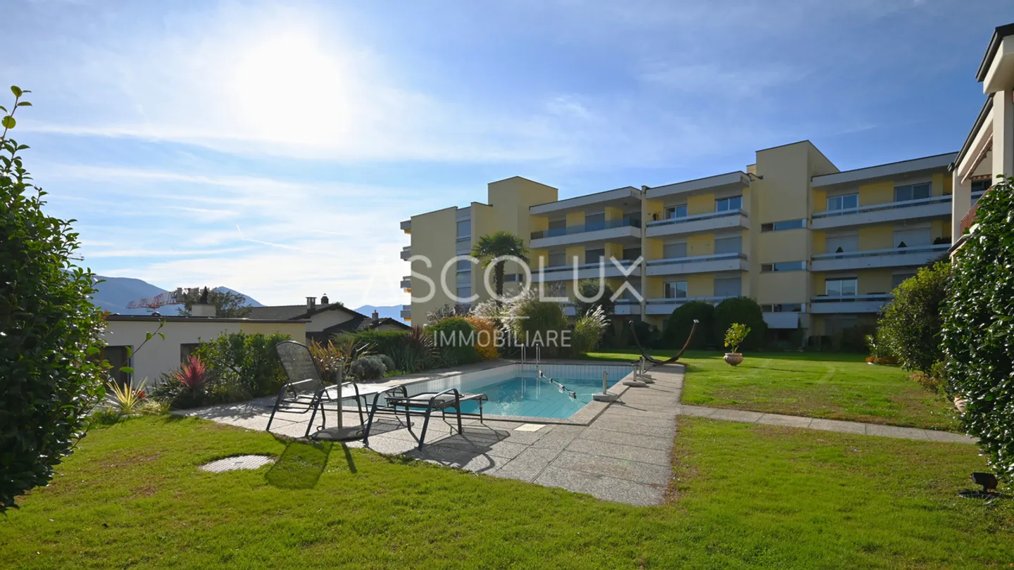 Charming 2.5-room apartment in residence with pool, also usable as a holiday home - Photo 2 of 13