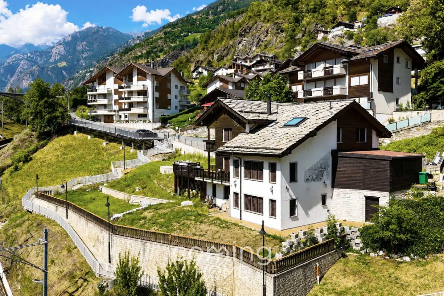 Posto soleggiato nel Vispertal: la tua casa familiare con giardino, camino e appartamento indipendente - Foto 1 di 19