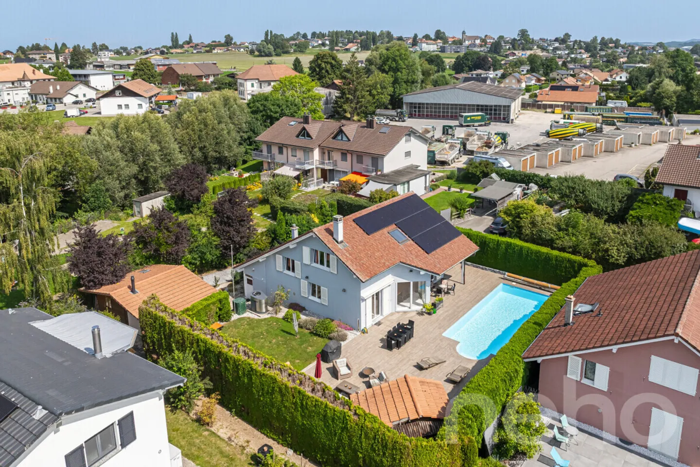 VILLA D?ARCHITECTE AVEC PISCINE DANS UN ÉCRIN DE VERDURE TRANQUILLE - Photo 1 sur 12