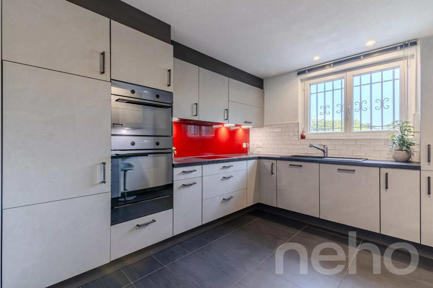 VILLA D?ARCHITECTE AVEC PISCINE DANS UN ÉCRIN DE VERDURE TRANQUILLE - Photo 7 sur 12