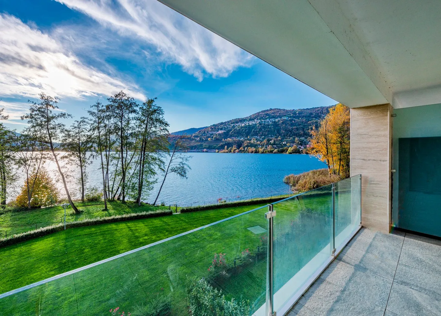 Résidence prestigieuse directement au bord du lac - Photo 2 sur 7