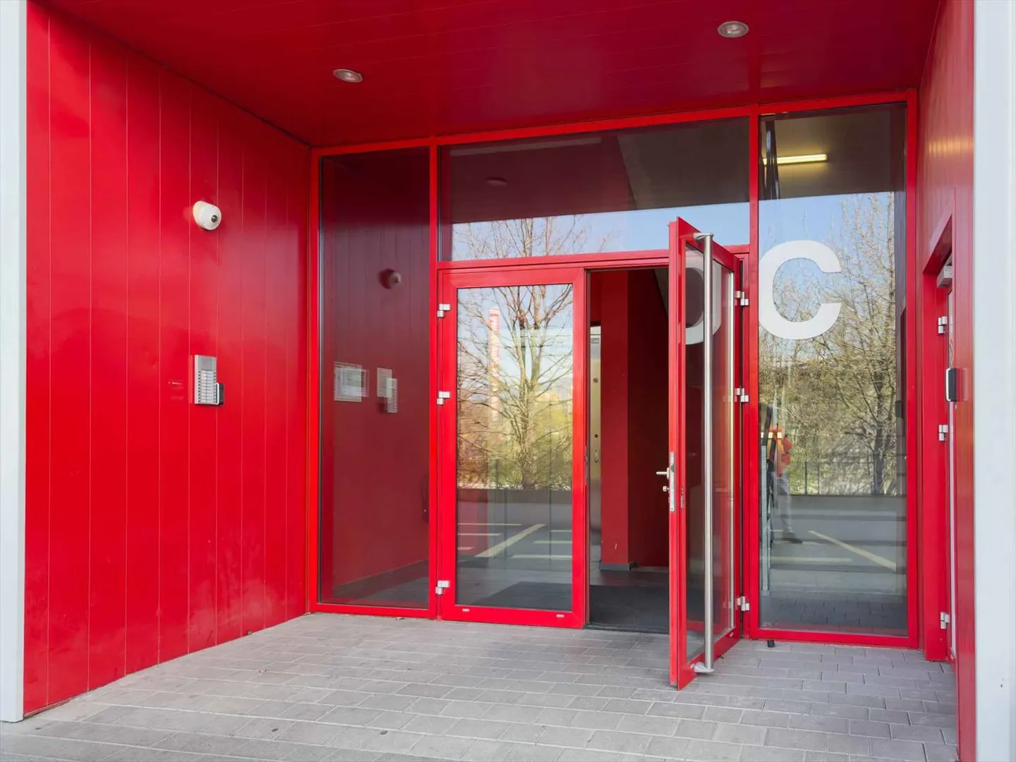 Magnificent 1,000m² Logistics Warehouse with Loading Docks - Photo 12 of 12