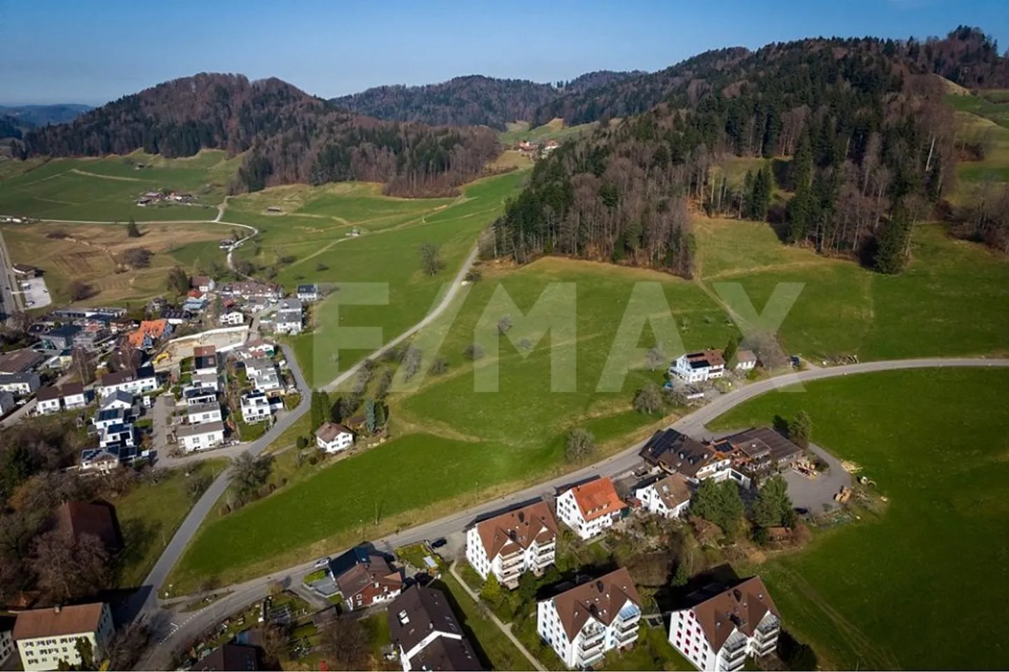Tanto spazio in una bella posizione con vista su Bäretswil - Foto 2 di 13