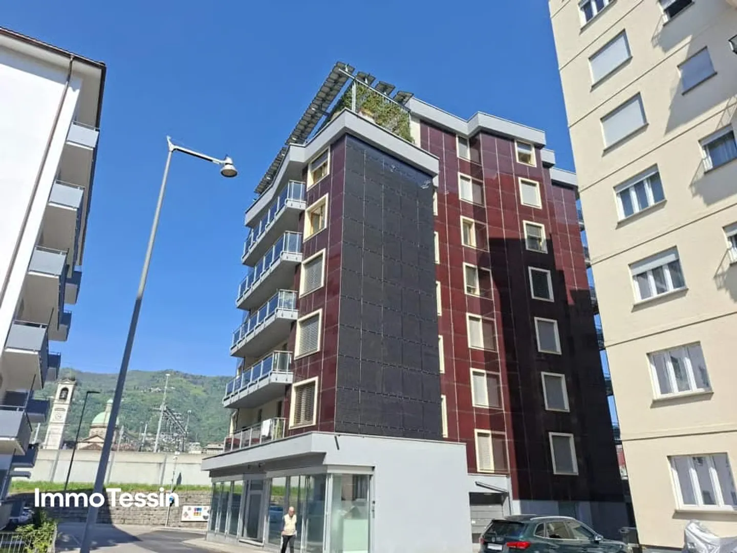 Attractive investment property with 19 apartments and commercial space in a prime central location in Chiasso - Photo 2 of 13