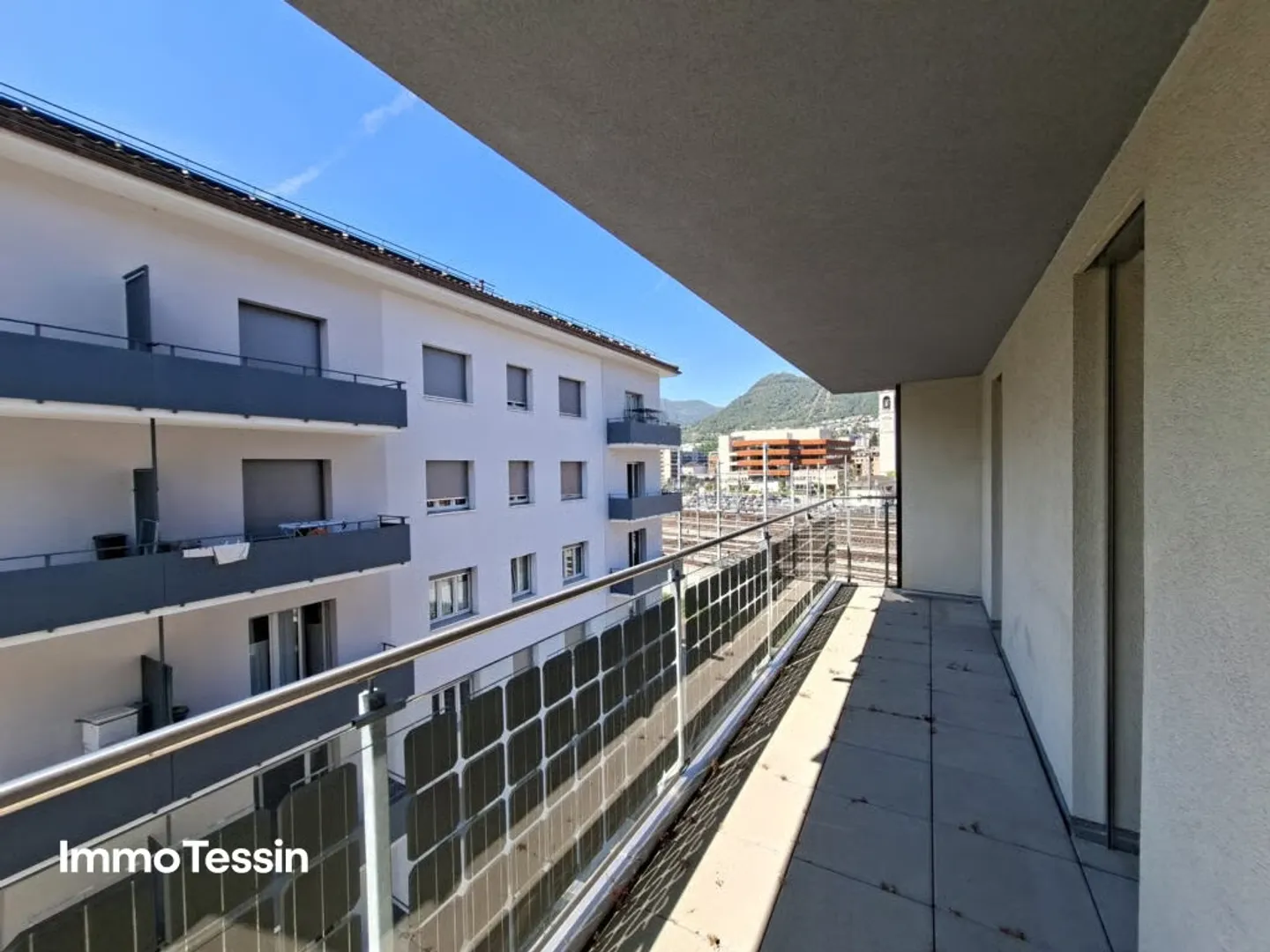 Attractive investment property with 19 apartments and commercial space in a prime central location in Chiasso - Photo 4 of 13