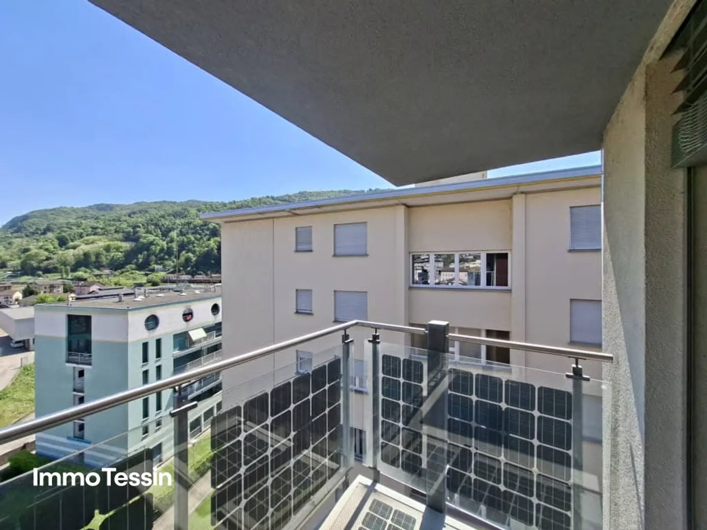 Attractive investment property with 19 apartments and commercial space in a prime central location in Chiasso - Photo 6 of 13