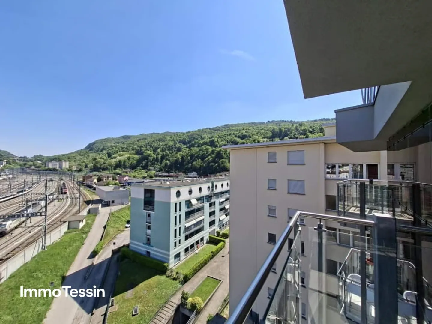 Attractive investment property with 19 apartments and commercial space in a prime central location in Chiasso - Photo 7 of 13