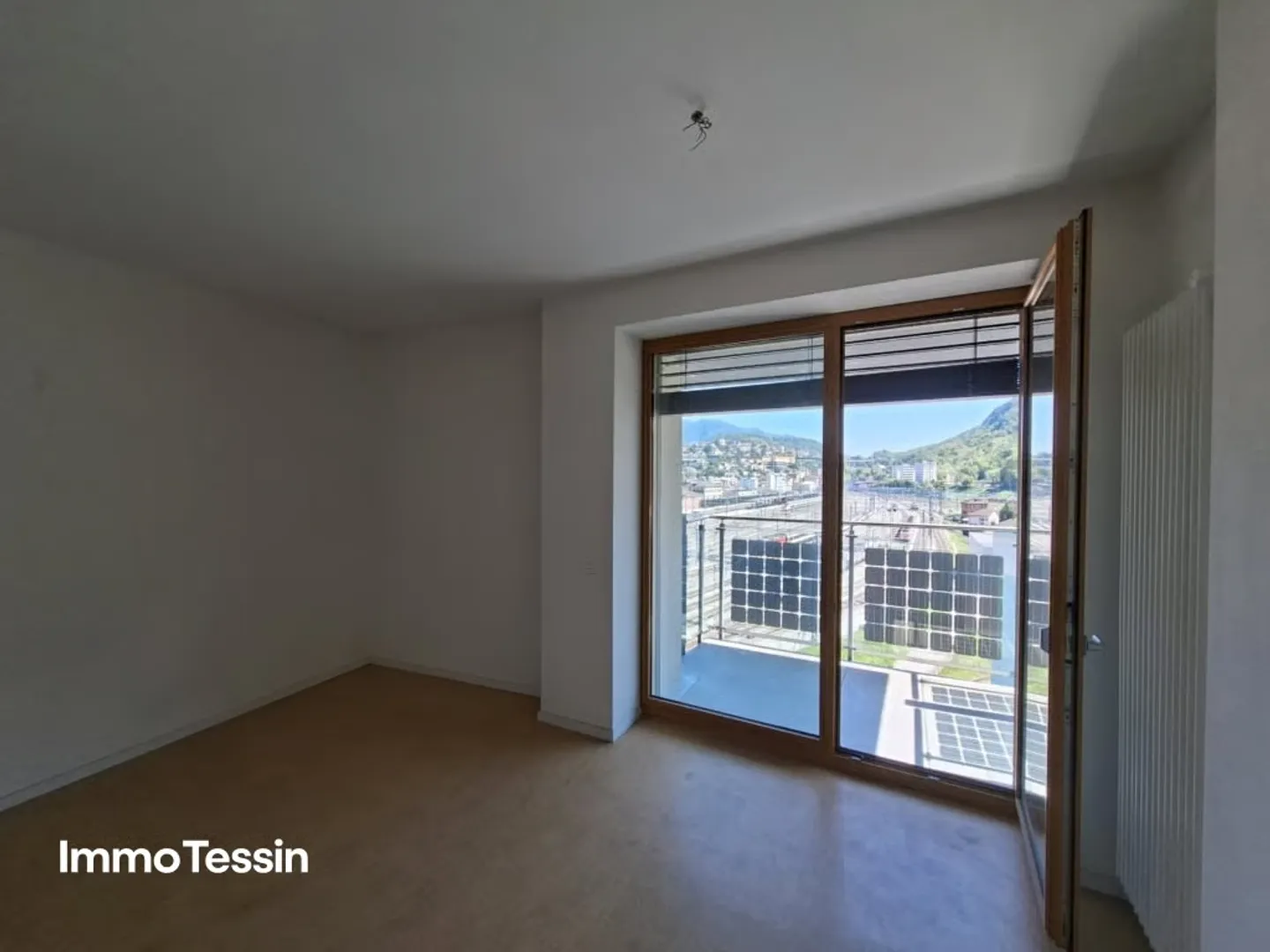 Attractive investment property with 19 apartments and commercial space in a prime central location in Chiasso - Photo 8 of 13