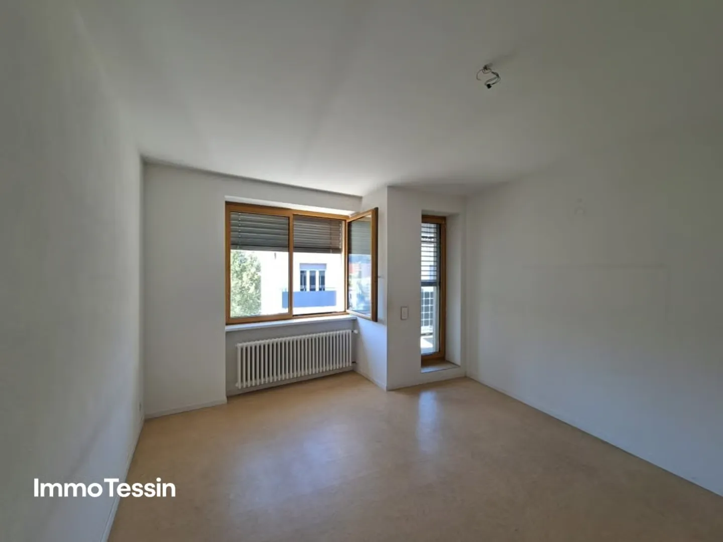 Attractive investment property with 19 apartments and commercial space in a prime central location in Chiasso - Photo 11 of 13