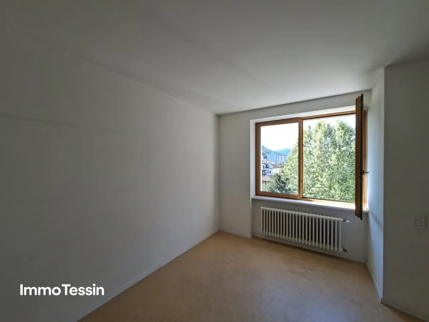 Attractive investment property with 19 apartments and commercial space in a prime central location in Chiasso - Photo 12 of 13