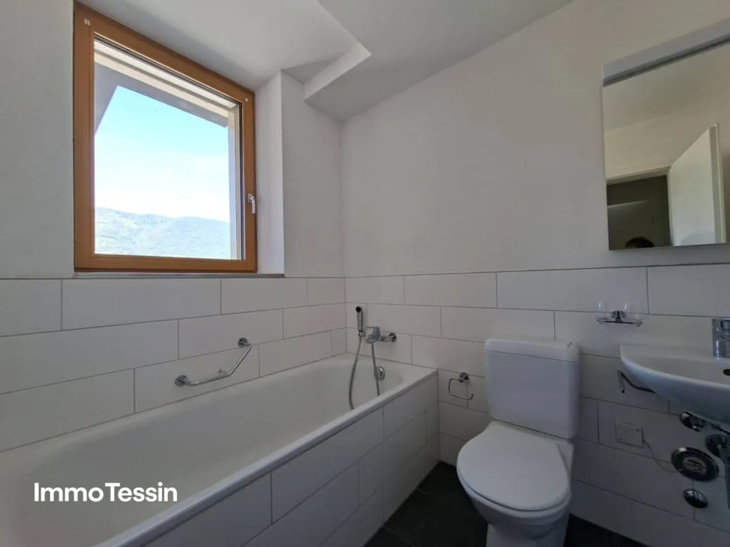 Attractive investment property with 19 apartments and commercial space in a prime central location in Chiasso - Photo 13 of 13