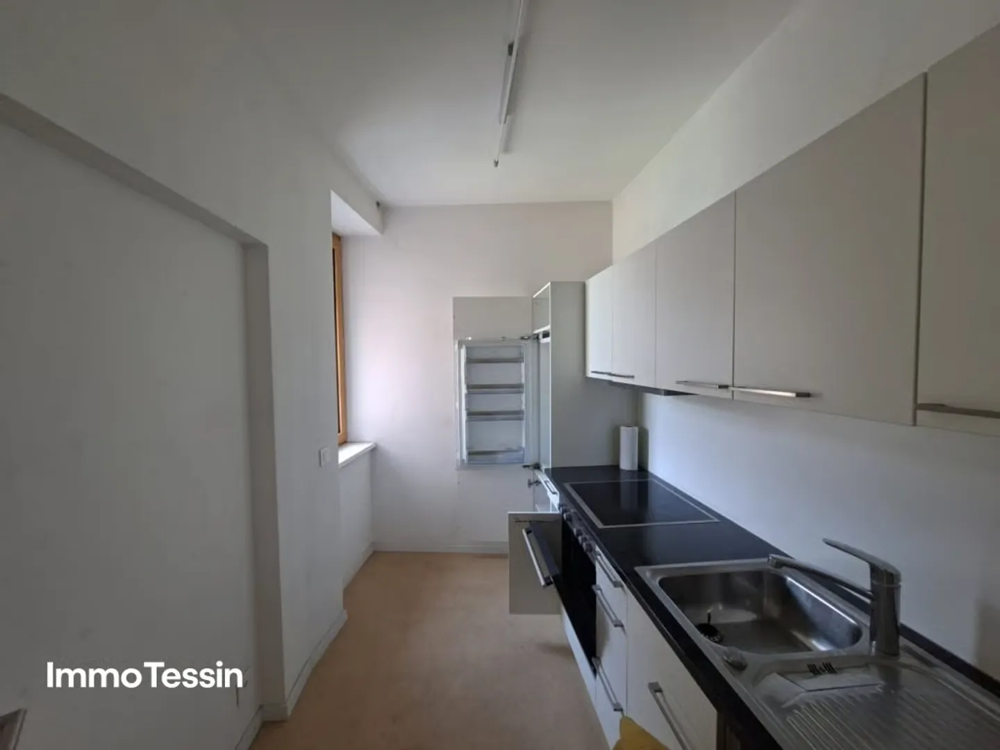 Attractive investment property with 19 apartments and commercial space in a prime central location in Chiasso - Photo 10 of 13